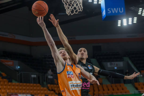 频在高压逼 频在高压逼